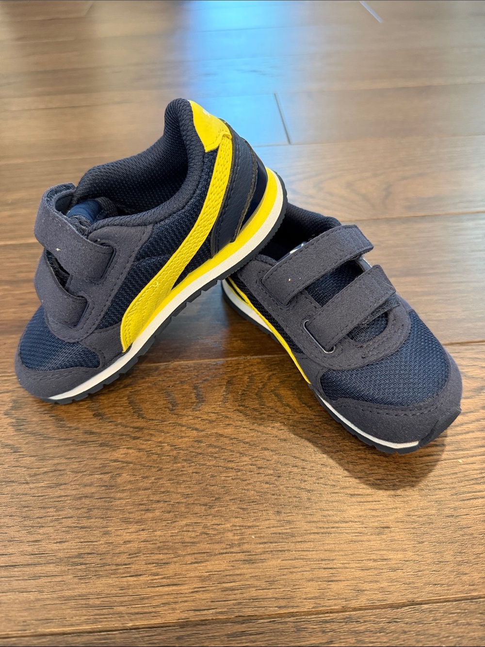 PUMA Runner 2 Hook and Loop Sneaker Toddler Size 8 - C8-065